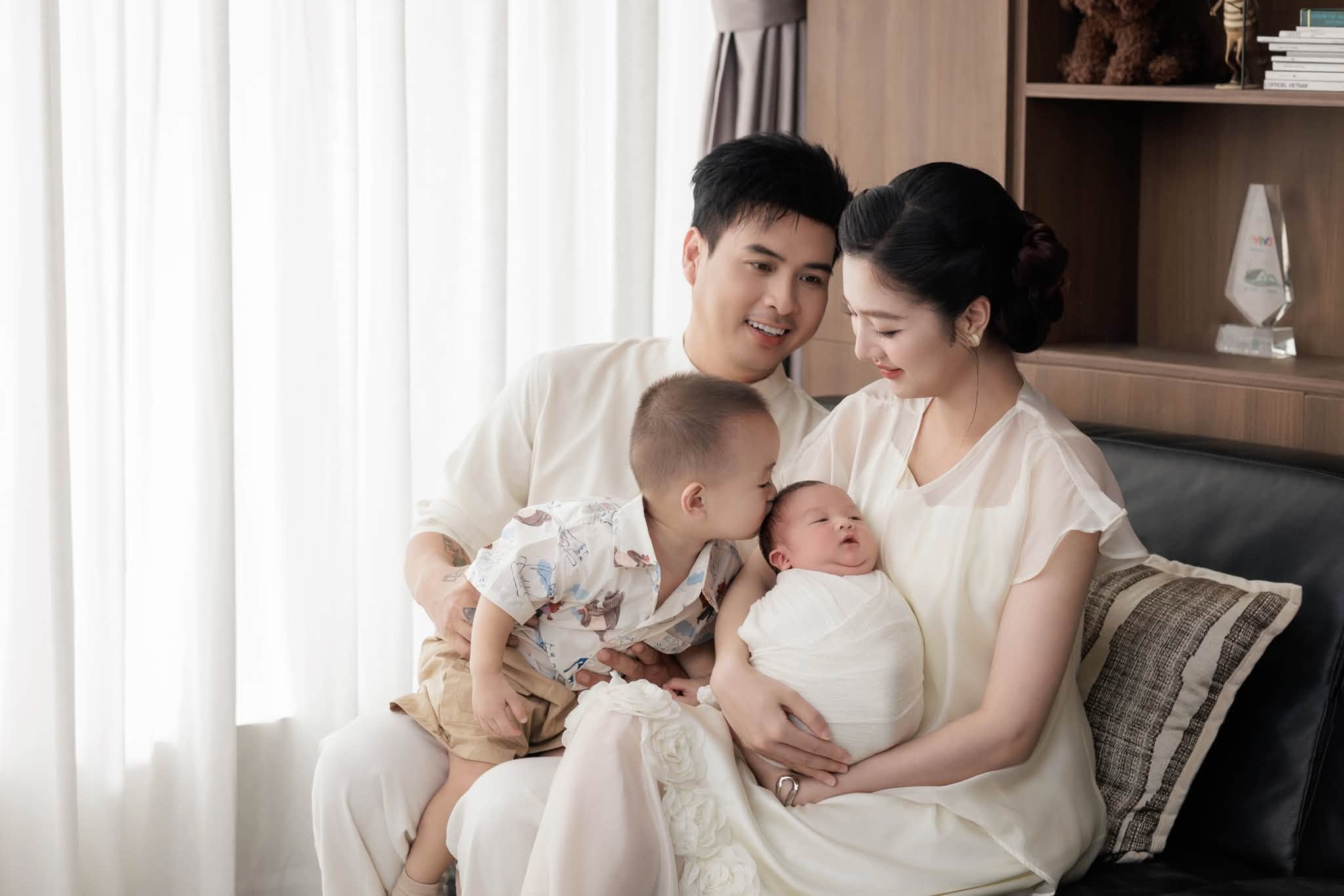 Hồ Quang Hiếu và gia đình: Khoảnh khắc hạnh phúc bên Mẹ vợ và hai con trai - Ảnh 13.
