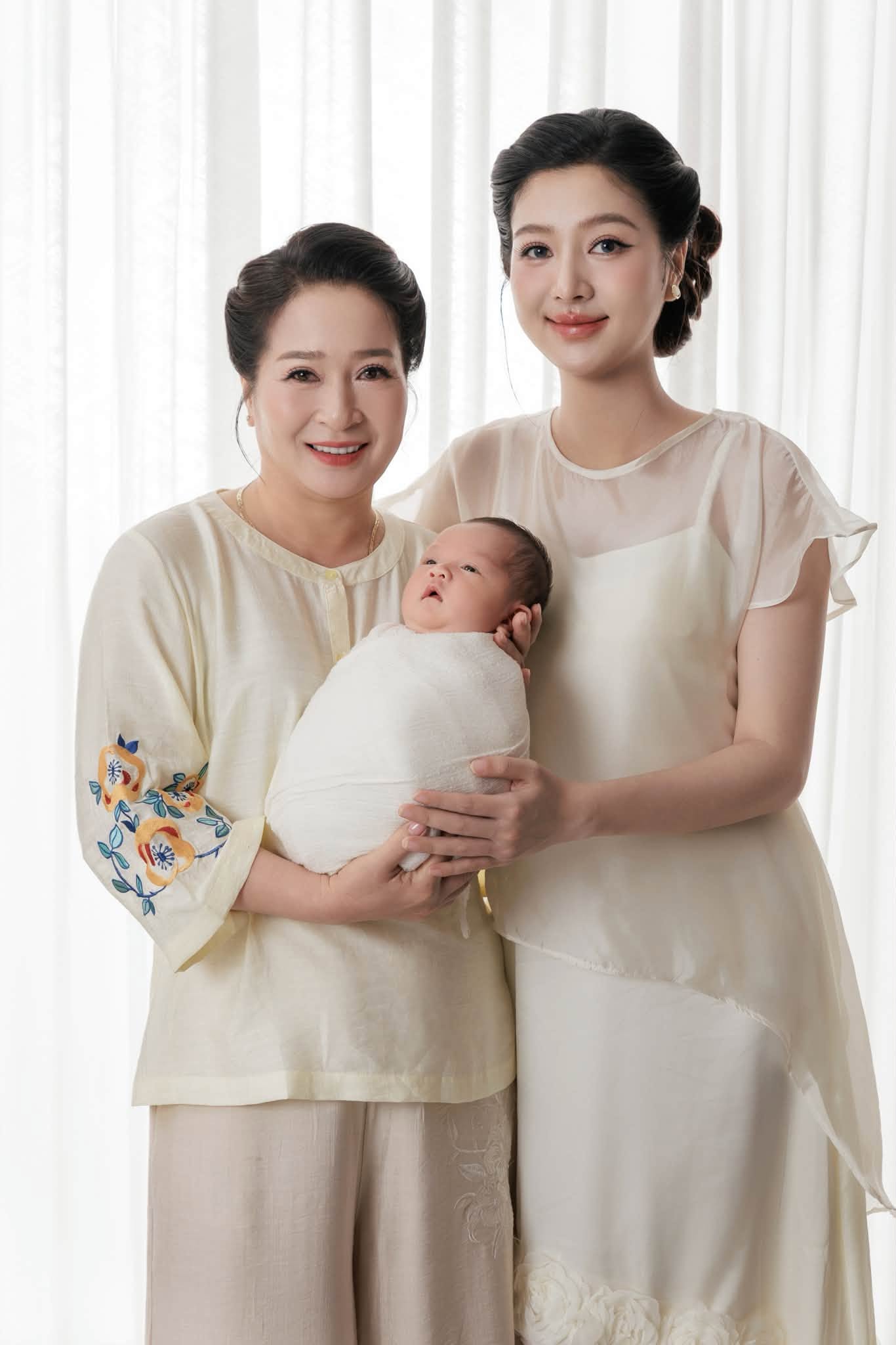 Hồ Quang Hiếu và gia đình: Khoảnh khắc hạnh phúc bên Mẹ vợ và hai con trai - Ảnh 11.