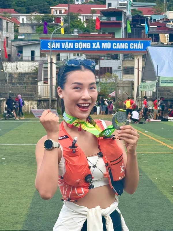 Mặt mộc c&ugrave;ng nụ cười s&aacute;ng bừng của &Aacute; hậu Ho&agrave;ng Oanh ở M&ugrave; Cang Chải - Ảnh 1.