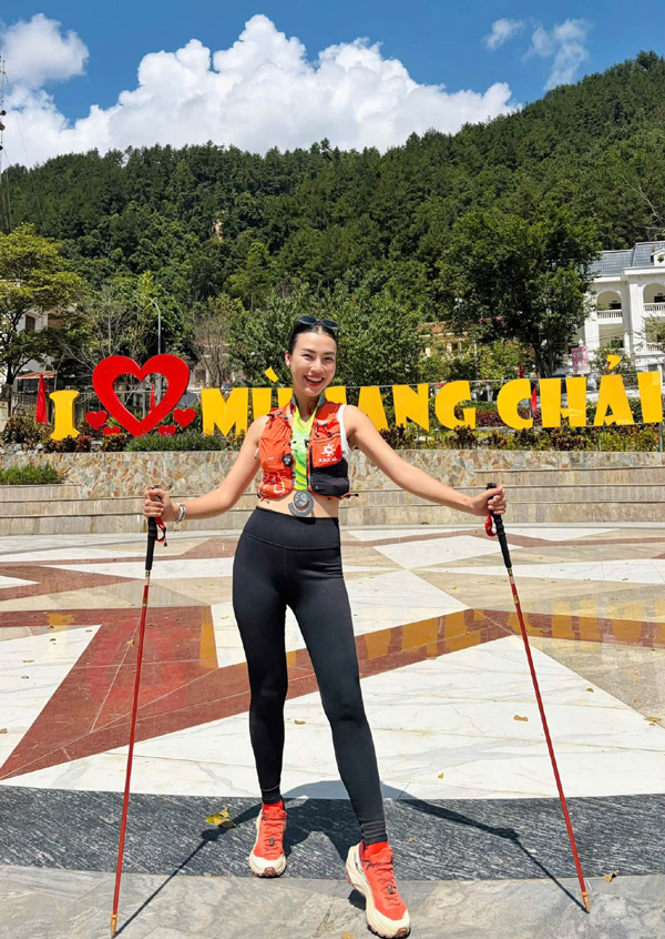 Mặt mộc c&ugrave;ng nụ cười s&aacute;ng bừng của &Aacute; hậu Ho&agrave;ng Oanh ở M&ugrave; Cang Chải - Ảnh 4.