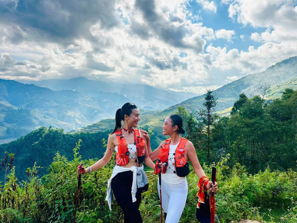 Mặt mộc c&ugrave;ng nụ cười s&aacute;ng bừng của &Aacute; hậu Ho&agrave;ng Oanh ở M&ugrave; Cang Chải - Ảnh 5.
