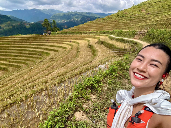 Mặt mộc c&ugrave;ng nụ cười s&aacute;ng bừng của &Aacute; hậu Ho&agrave;ng Oanh ở M&ugrave; Cang Chải - Ảnh 7.