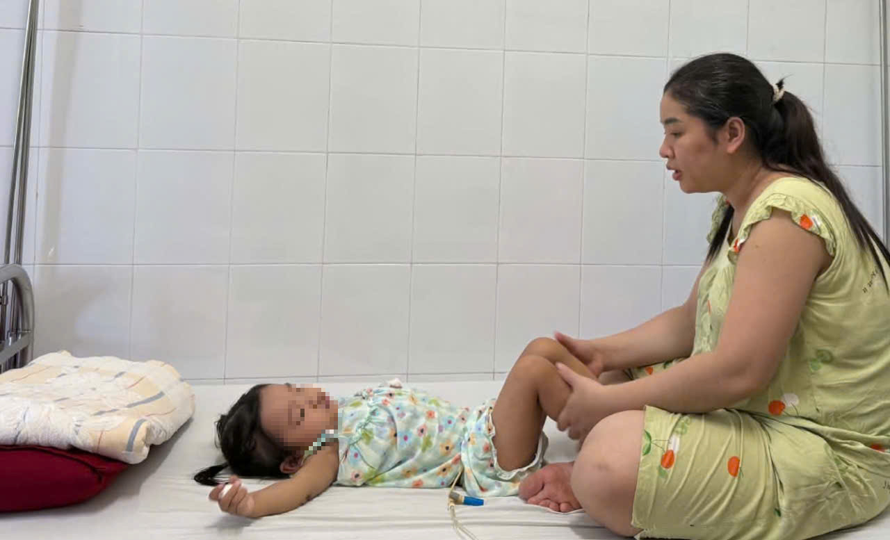 Hai con cùng mắc bệnh từ trong bụng mẹ, gia đình ở Huế cầu mong sự giúp đỡ - Ảnh 1.