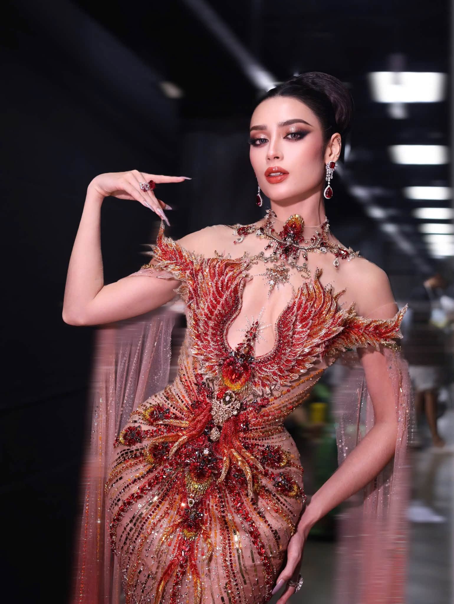NSND Thanh Lam xinh đẹp b&ecirc;n chồng , Emoura Phạm tỏa s&aacute;ng tại Miss Grand 2026 - Ảnh 4.