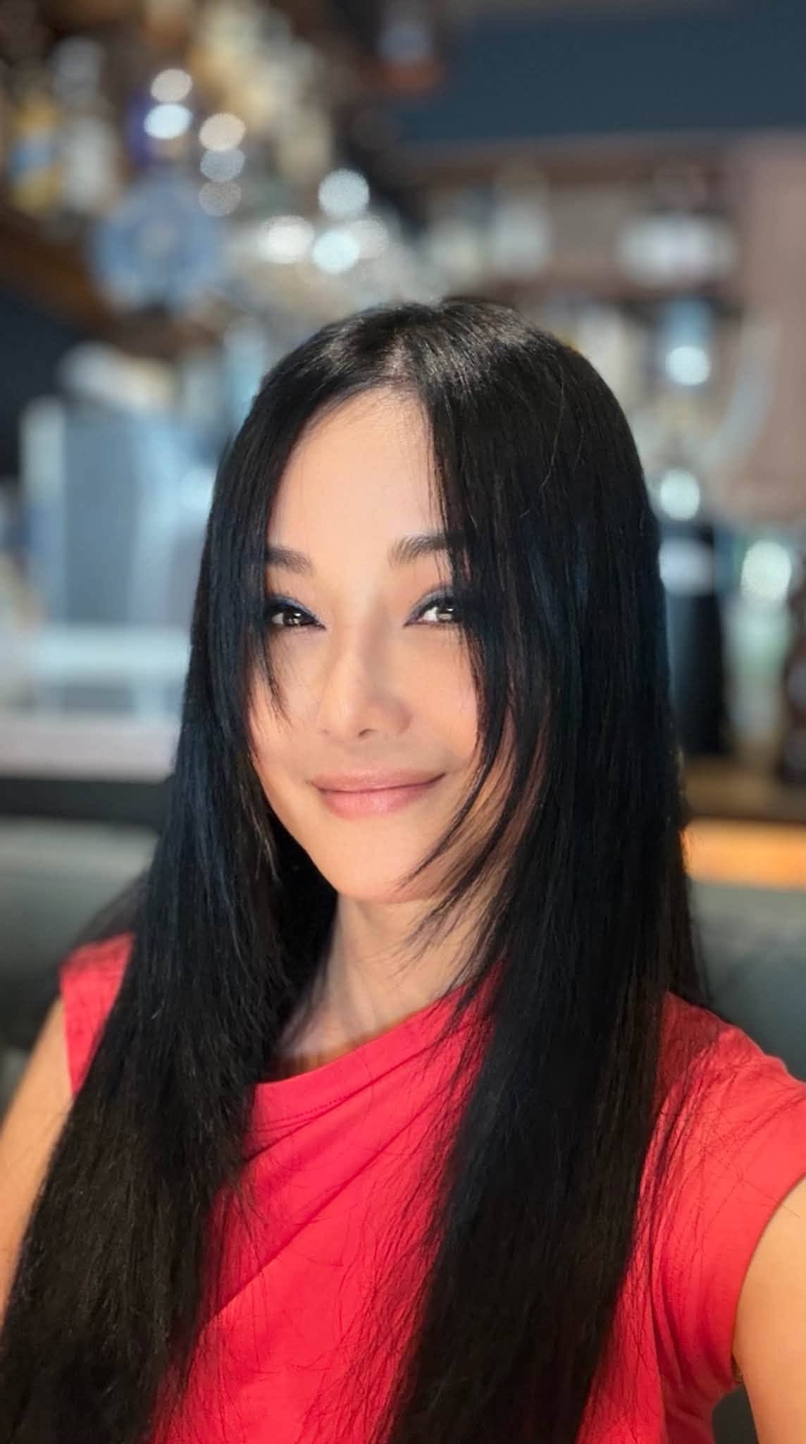 NSND Thanh Lam xinh đẹp b&ecirc;n chồng , Emoura Phạm tỏa s&aacute;ng tại Miss Grand 2026 - Ảnh 6.