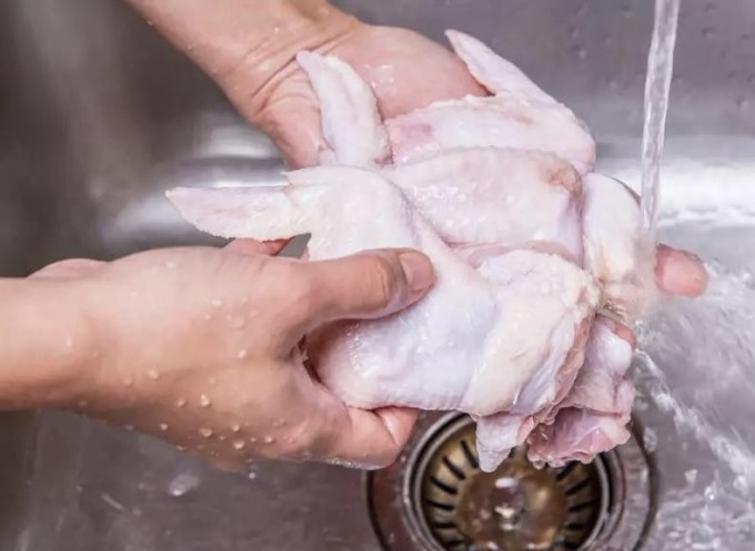 Tại sao rửa thịt sống lại có hại cho sức khỏe và bếp ăn - Ảnh 4.