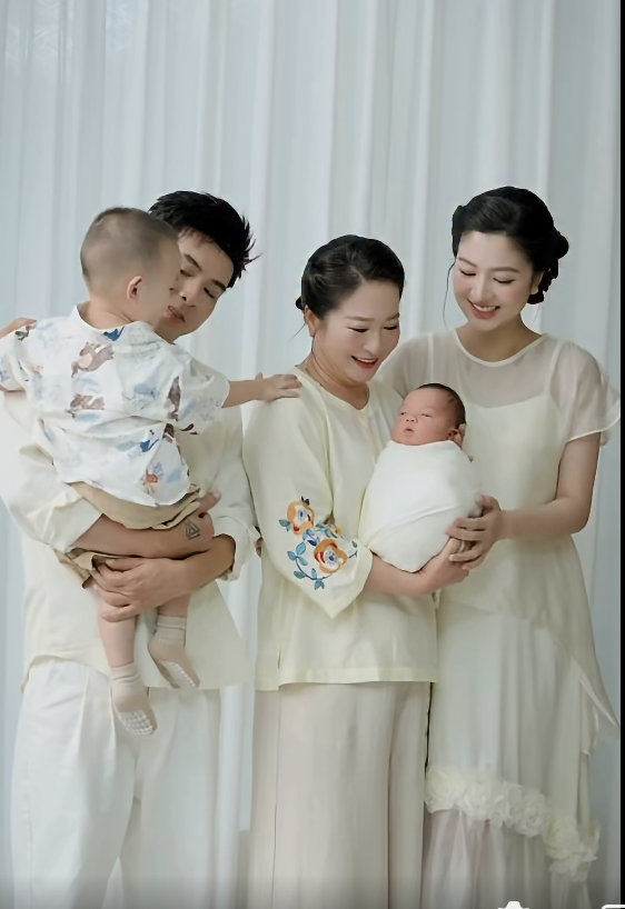 Hồ Quang Hiếu và gia đình: Khoảnh khắc hạnh phúc bên Mẹ vợ và hai con trai - Ảnh 9.
