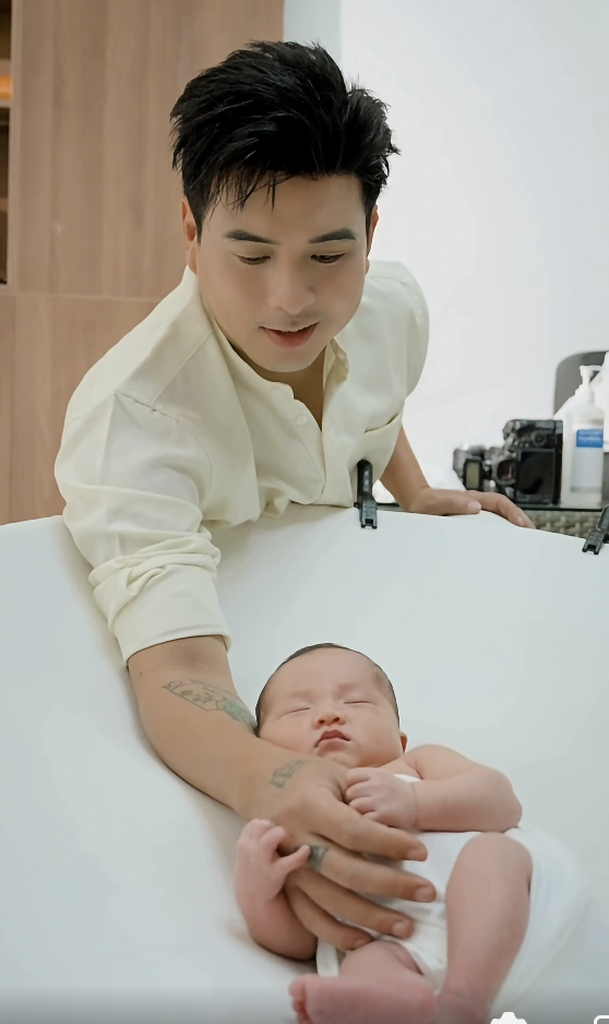 Hồ Quang Hiếu và gia đình: Khoảnh khắc hạnh phúc bên Mẹ vợ và hai con trai - Ảnh 4.