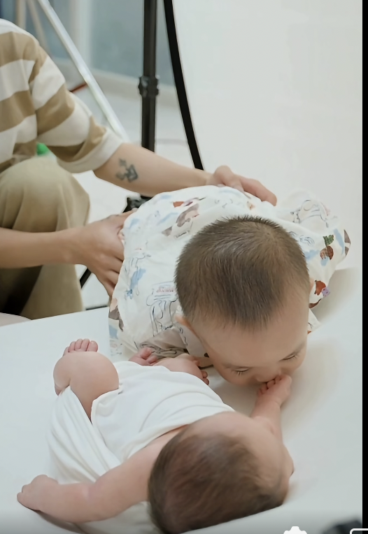Hồ Quang Hiếu và gia đình: Khoảnh khắc hạnh phúc bên Mẹ vợ và hai con trai - Ảnh 5.