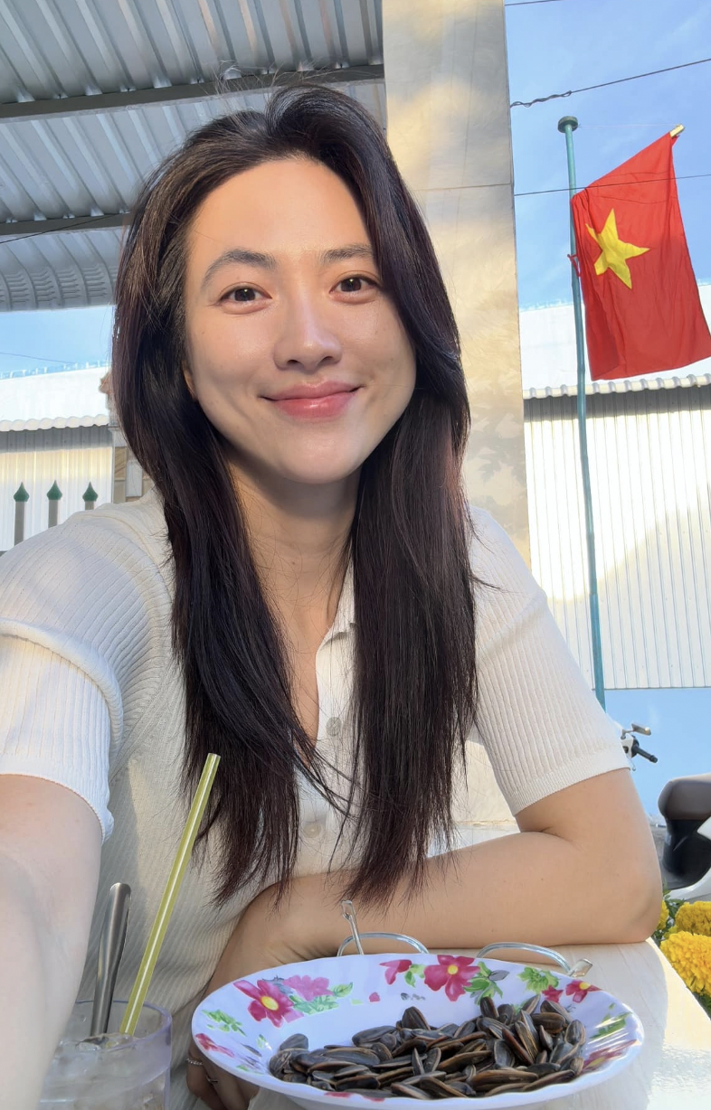 Nữ diễn vi&ecirc;n Phương Anh Đ&agrave;o g&acirc;y ch&uacute; &yacute; với mặt mộc tại sao nhập ngũ 2024 - Ảnh 2.