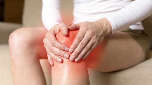 Người có dấu hiệu đau gối, thoái hóa khớp gối nhất định phải biết điều này để phòng biến chứng - Ảnh 2.