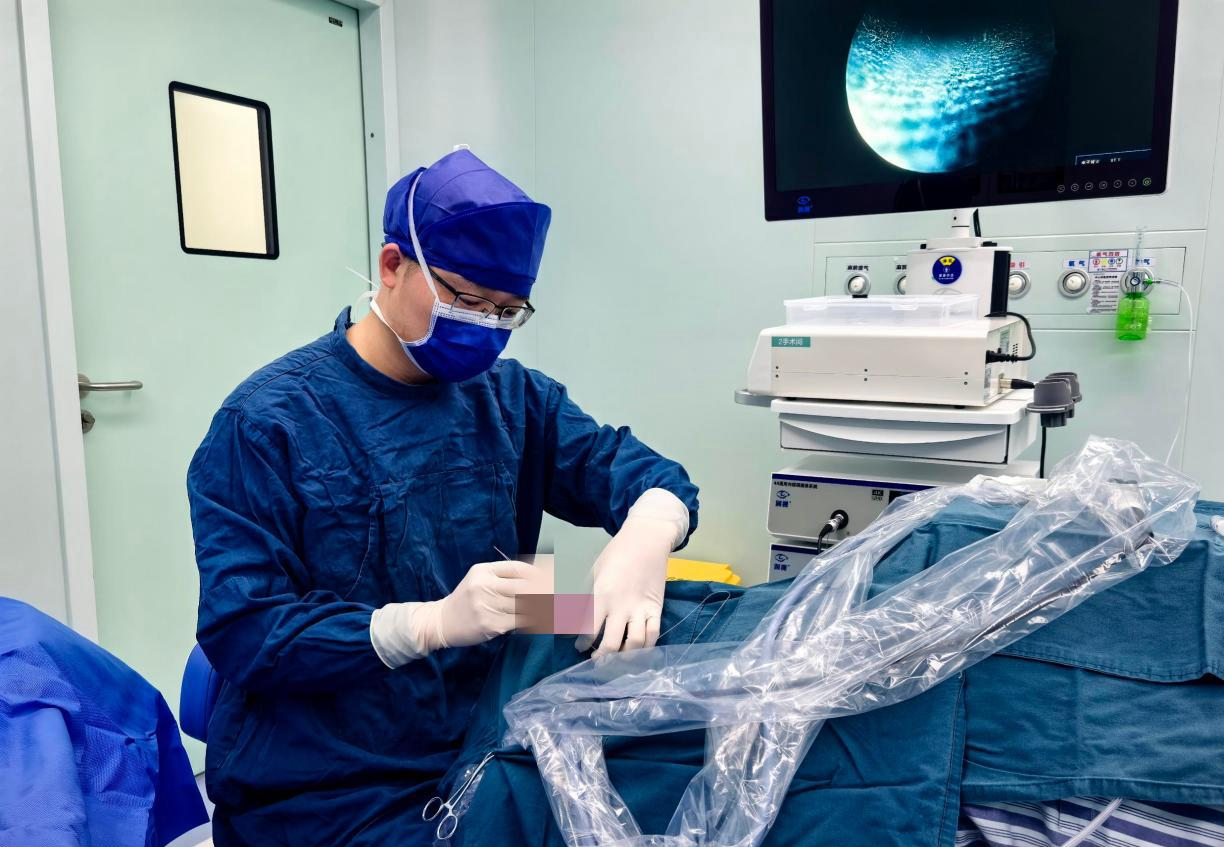 S&aacute;ng ngủ dậy nước mắt &ldquo;d&iacute;nh như keo&rdquo;, người phụ nữ đi kh&aacute;m ph&aacute;t hiện điều bất ngờ - Ảnh 2.
