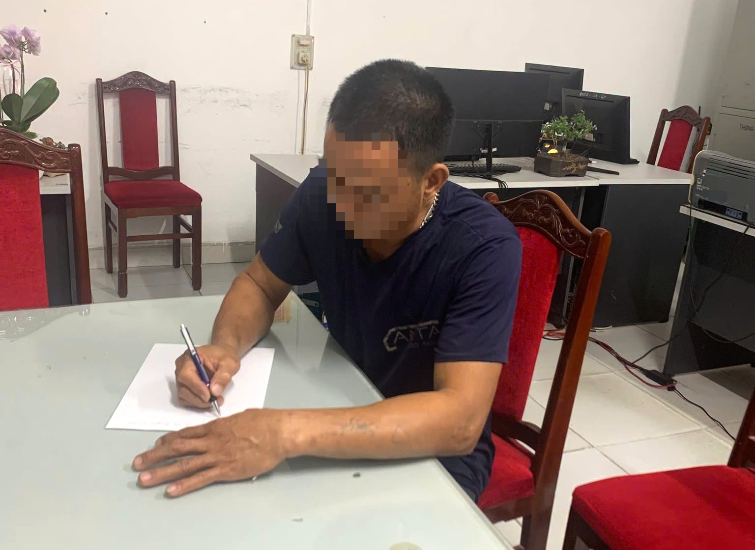Nam thanh ni&ecirc;n bị xử phạt v&igrave; b&igrave;nh luận tr&aacute;i chiều, x&uacute;c phạm từ trang phản động - Ảnh 2.