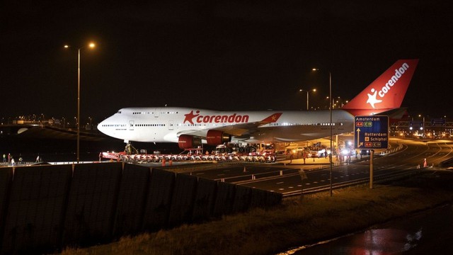 M&aacute;y bay Boeing 747 nặng 150 tấn vận chuyển bằng đường bộ tới kh&aacute;ch sạn Corendon - Ảnh 1.
