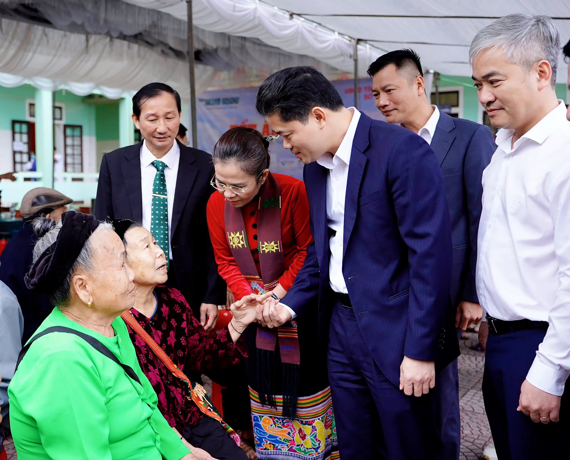 Nhịp cầu 65 năm B&aacute;o Sức khỏe v&agrave; Đời sống: Từ trang b&aacute;o đến m&ugrave;a xu&acirc;n tr&ecirc;n rẻo cao - Ảnh 12.