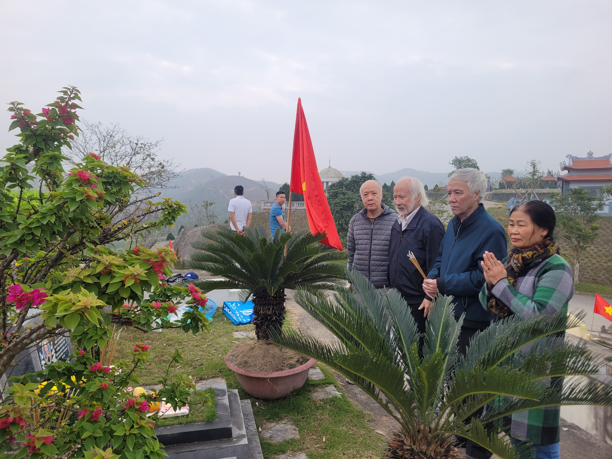 Người dân sắm quất đào đưa lên nghĩa trang tảo mộ ngày Tết Bính Ngọ 2026 - Ảnh 7. Người dân sắm quất đào đưa lên nghĩa trang tảo mộ ngày Tết Bính Ngọ 2026 - Ảnh 7.