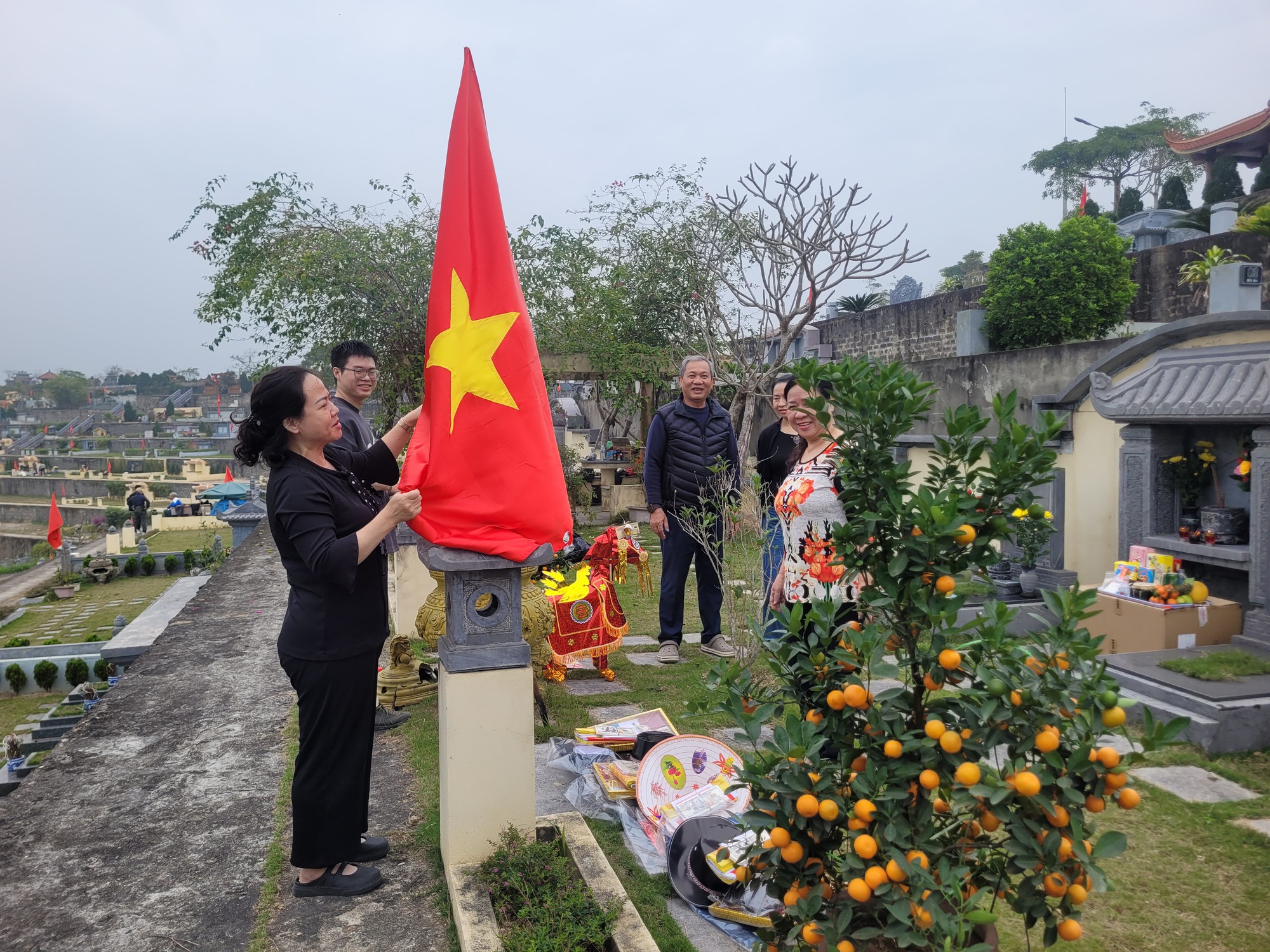 Người dân sắm quất đào đưa lên nghĩa trang tảo mộ ngày Tết Bính Ngọ 2026 - Ảnh 2. Người dân sắm quất đào đưa lên nghĩa trang tảo mộ ngày Tết Bính Ngọ 2026 - Ảnh 2.