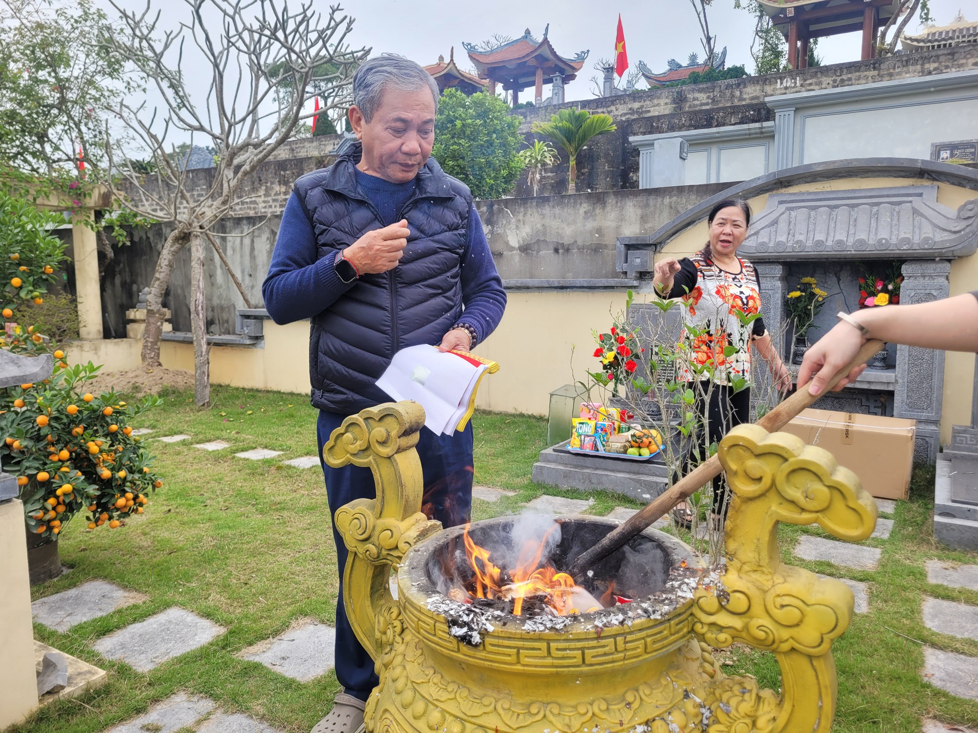 Người dân sắm quất đào đưa lên nghĩa trang tảo mộ ngày Tết Bính Ngọ 2026 - Ảnh 6. Người dân sắm quất đào đưa lên nghĩa trang tảo mộ ngày Tết Bính Ngọ 2026 - Ảnh 6.