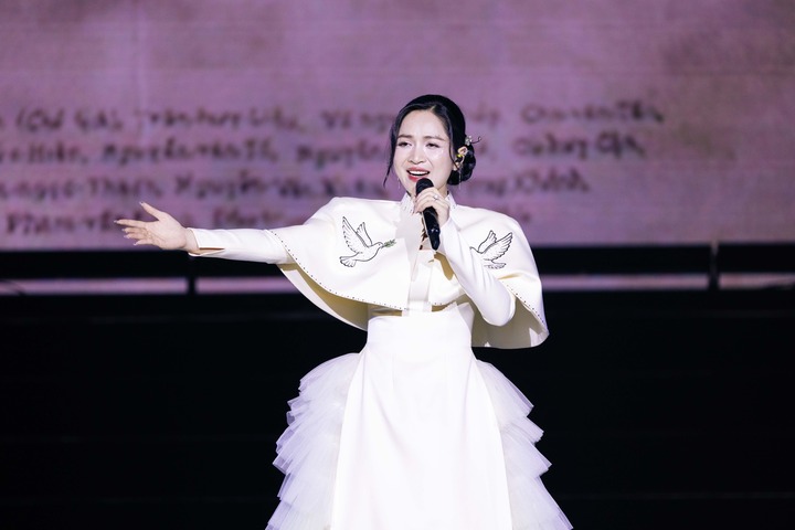 Phản ứng bất ngờ của Duy&ecirc;n Quỳnh trước nghi vấn h&aacute;t nh&eacute;p ở lễ trao giải &acirc;m nhạc - Ảnh 1.