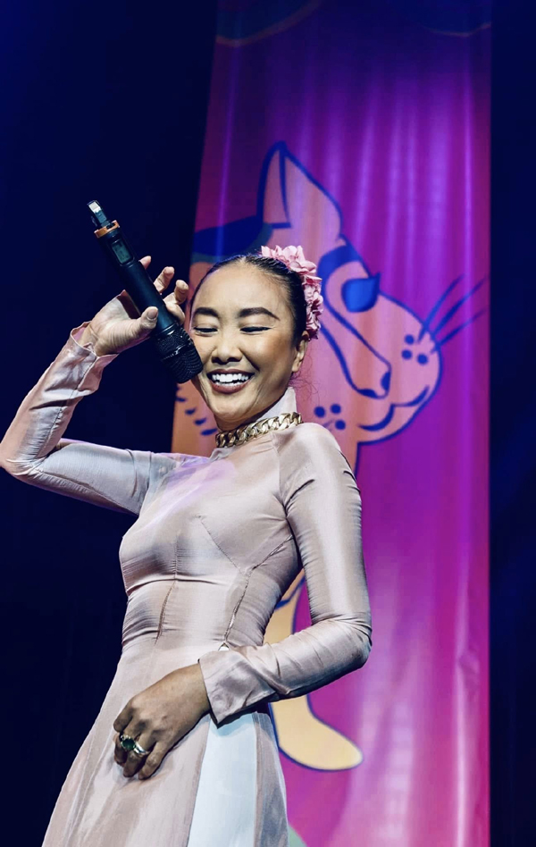 Nữ ca sĩ tuổi Ngọ lấy chồng Thụy Điển ở đời thực c&oacute; cuộc sống vi&ecirc;n m&atilde;n, tr&ograve;n đầy - Ảnh 2.