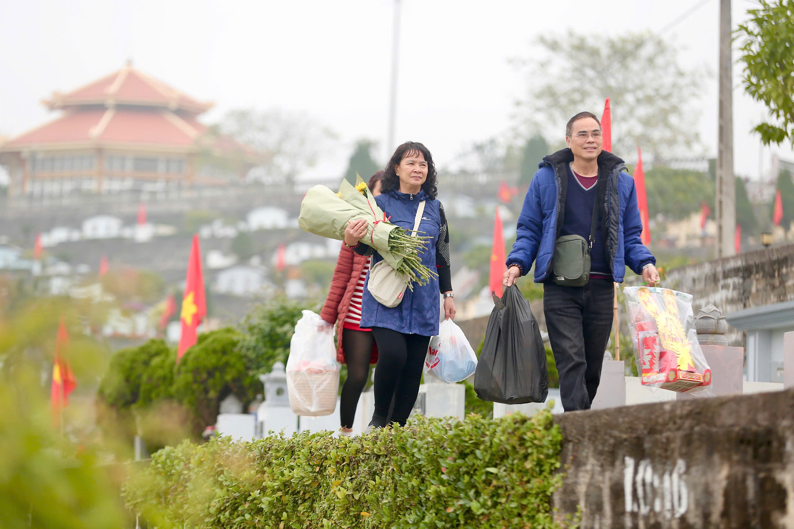 Người dân sắm quất đào đưa lên nghĩa trang tảo mộ ngày Tết Bính Ngọ 2026 - Ảnh 1. Người dân sắm quất đào đưa lên nghĩa trang tảo mộ ngày Tết Bính Ngọ 2026 - Ảnh 1.