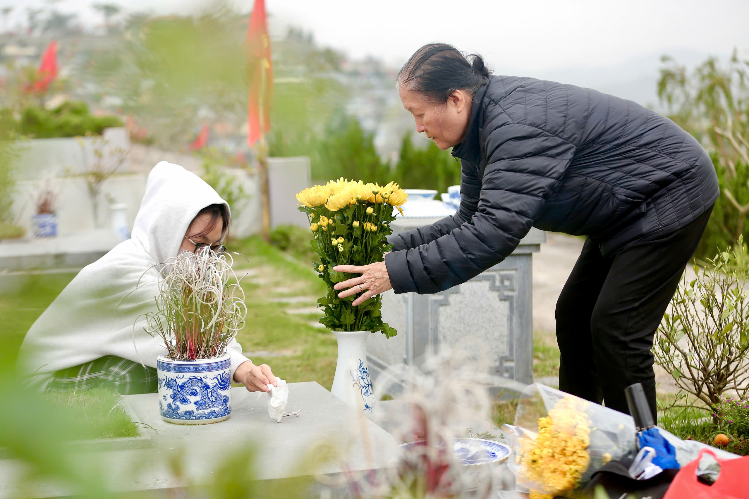 Người dân sắm quất đào đưa lên nghĩa trang tảo mộ ngày Tết Bính Ngọ 2026 - Ảnh 8. Người dân sắm quất đào đưa lên nghĩa trang tảo mộ ngày Tết Bính Ngọ 2026 - Ảnh 8.