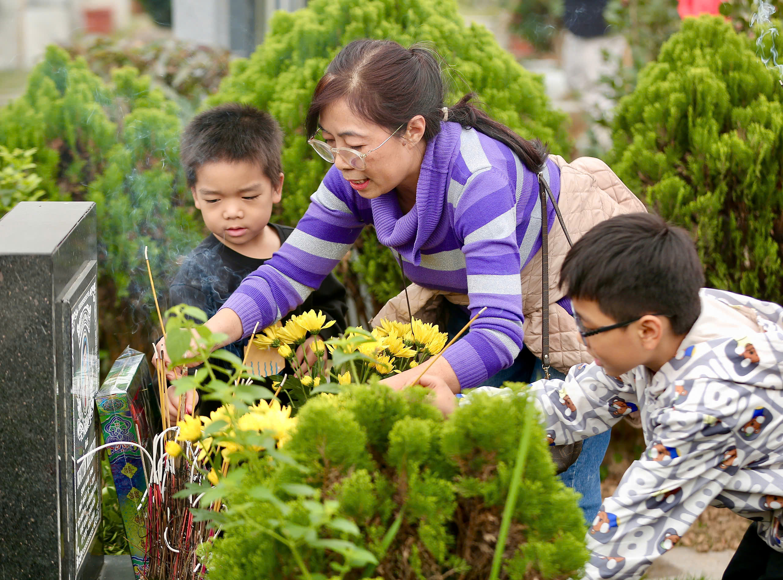 Người dân sắm quất đào đưa lên nghĩa trang tảo mộ ngày Tết Bính Ngọ 2026 - Ảnh 9. Người dân sắm quất đào đưa lên nghĩa trang tảo mộ ngày Tết Bính Ngọ 2026 - Ảnh 9.