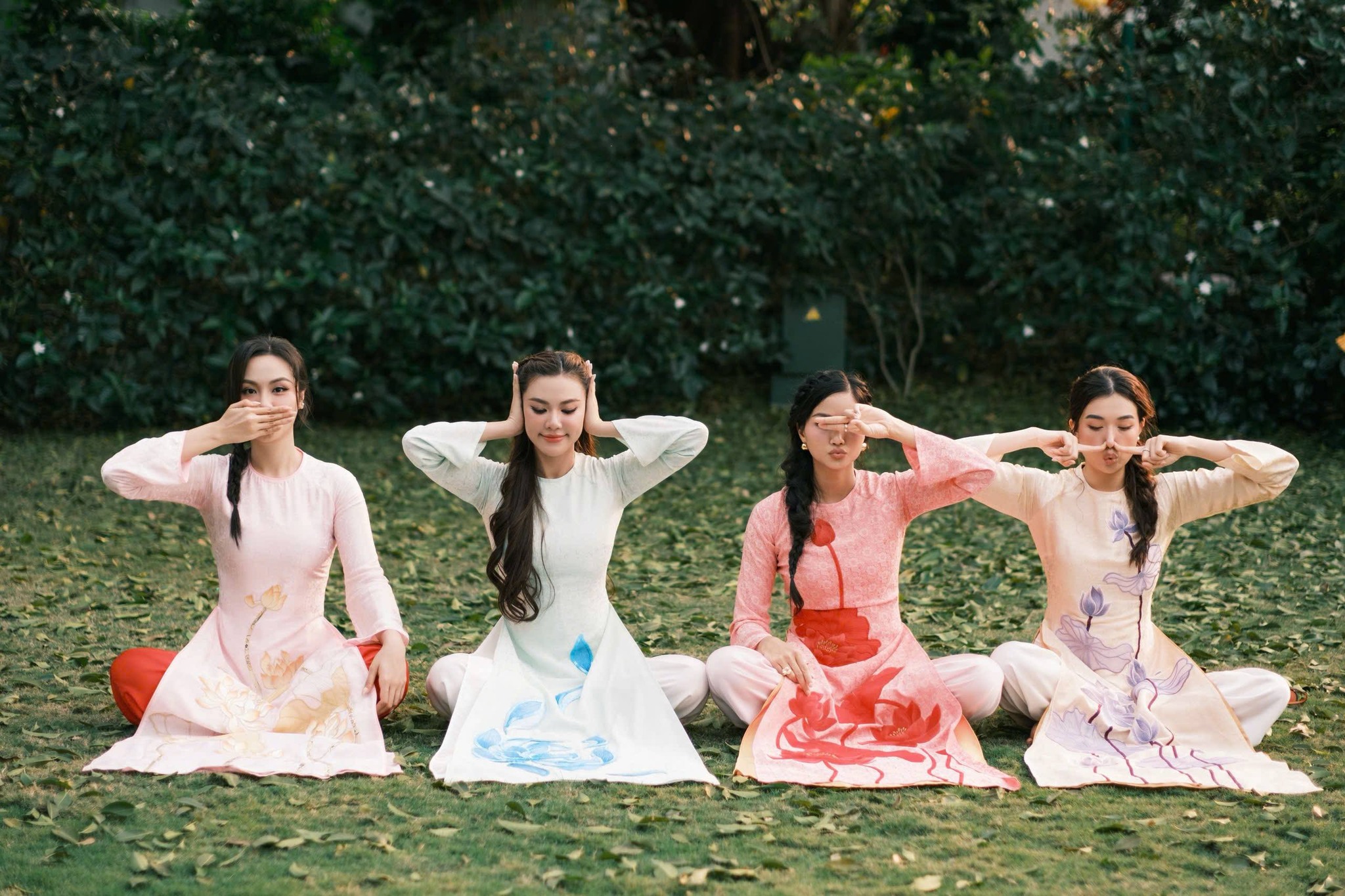 Bốn người đẹp Miss Universe hội ngộ v&agrave; bộ ảnh &aacute;o d&agrave;i Tết nh&iacute; nhố - Ảnh 3.