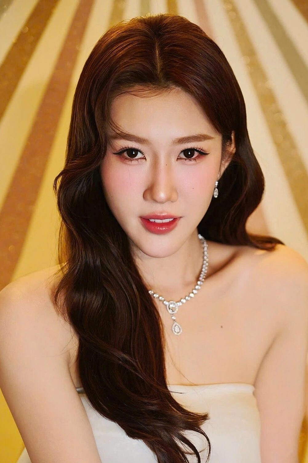 Th&uacute;y Ng&acirc;n, H&ugrave;ng Huỳnh v&agrave;o đề cử top 100 gương mặt đẹp nhất thế giới - Ảnh 4.