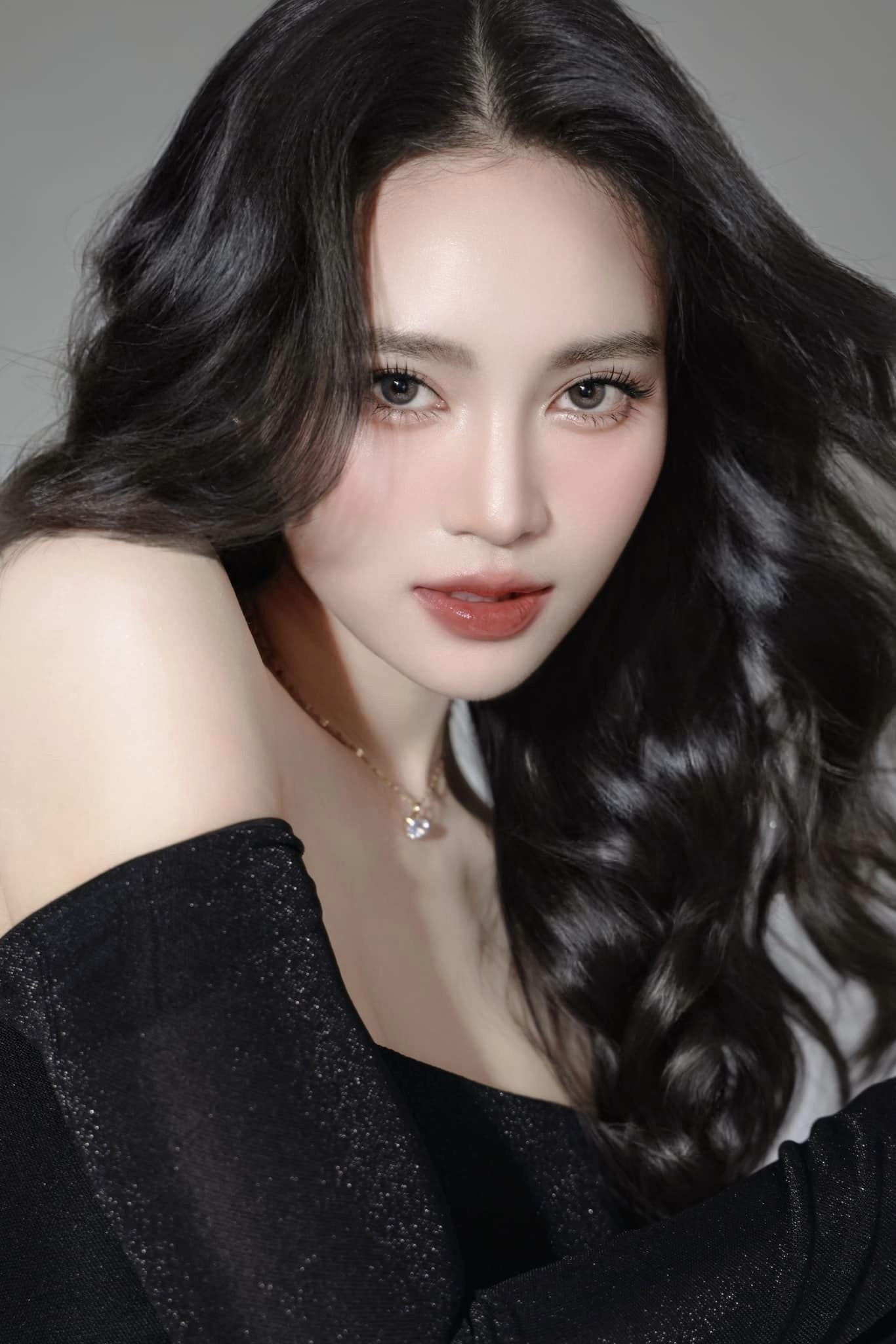 Th&uacute;y Ng&acirc;n, H&ugrave;ng Huỳnh v&agrave;o đề cử top 100 gương mặt đẹp nhất thế giới - Ảnh 3.