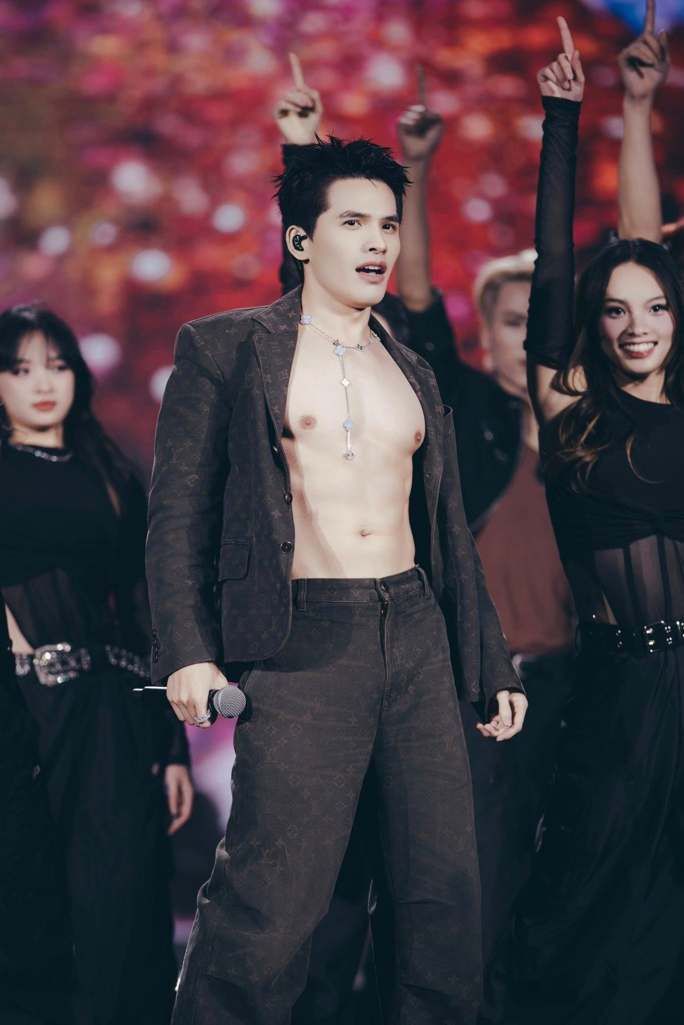 Ca sĩ Việt n&agrave;o cận kề ngưỡng c&aacute;t-x&ecirc; một tỷ đồng/show - Ảnh 16.