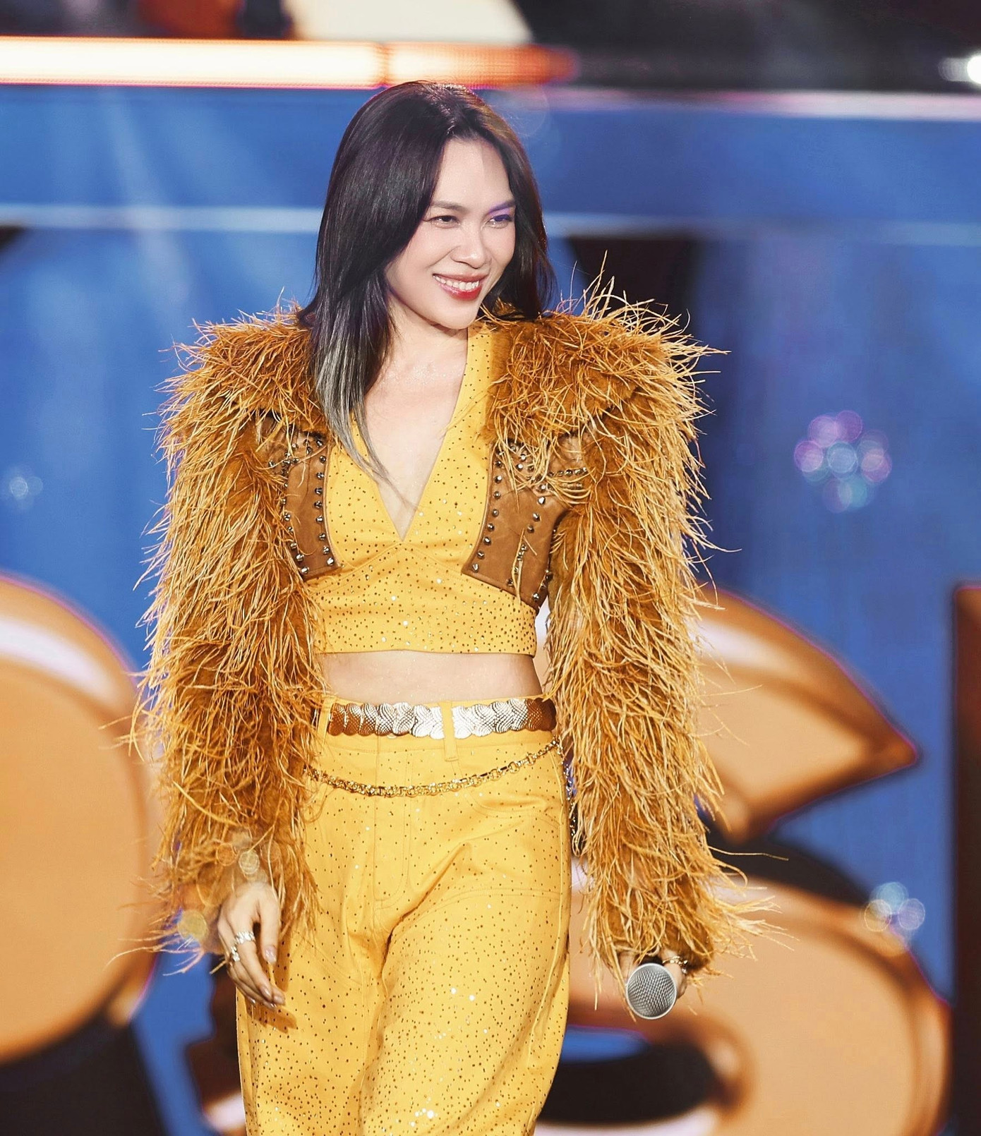 Ca sĩ Việt n&agrave;o cận kề ngưỡng c&aacute;t-x&ecirc; một tỷ đồng/show - Ảnh 3.