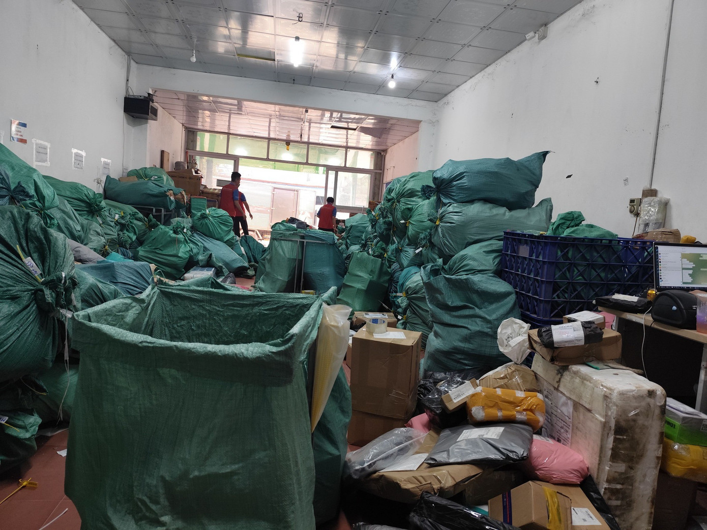 Mua sắm online b&ugrave;ng nổ dịp Tết, shipper qu&aacute; tải - Ảnh 2.