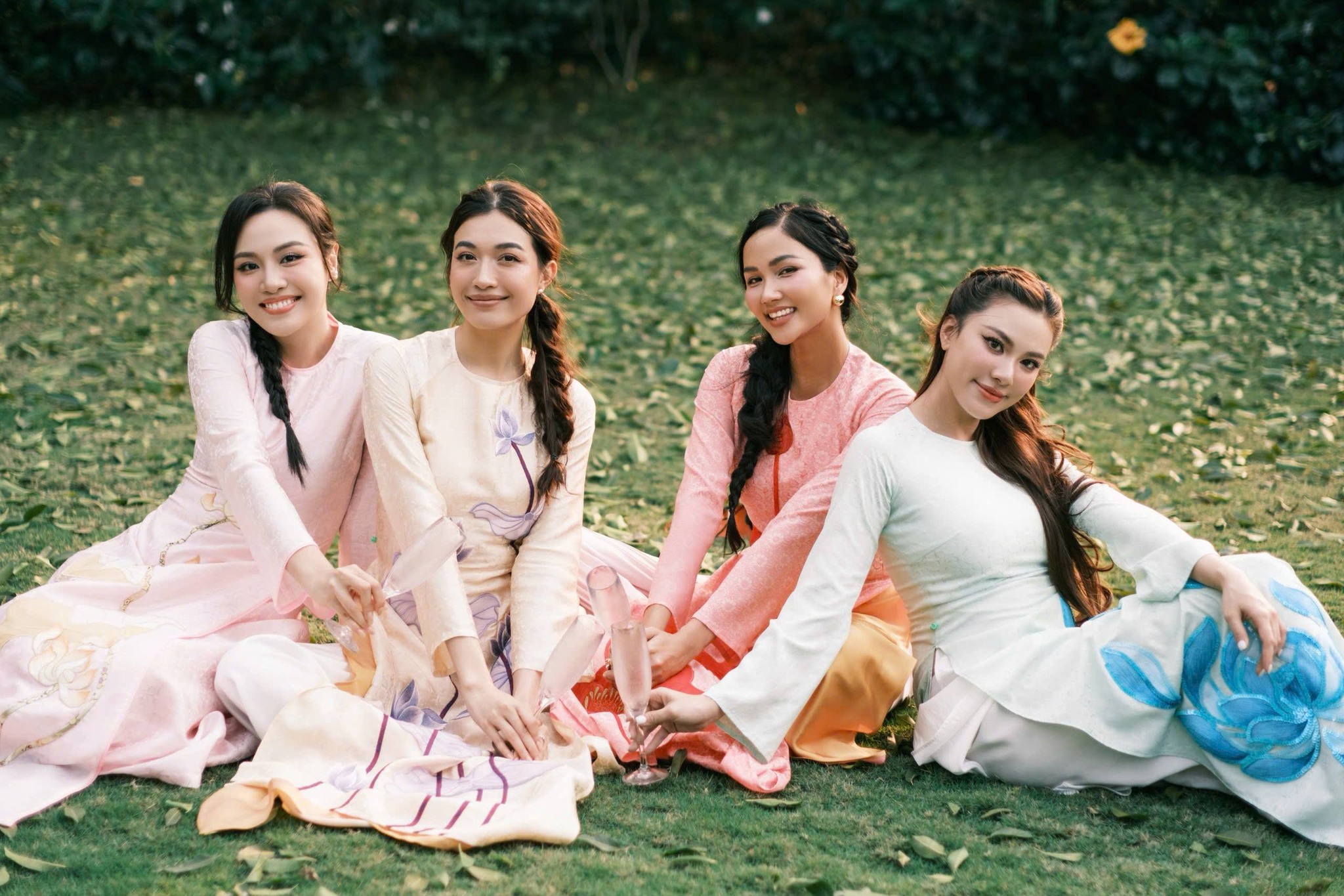 Bốn người đẹp Miss Universe hội ngộ v&agrave; bộ ảnh &aacute;o d&agrave;i Tết nh&iacute; nhố - Ảnh 1.