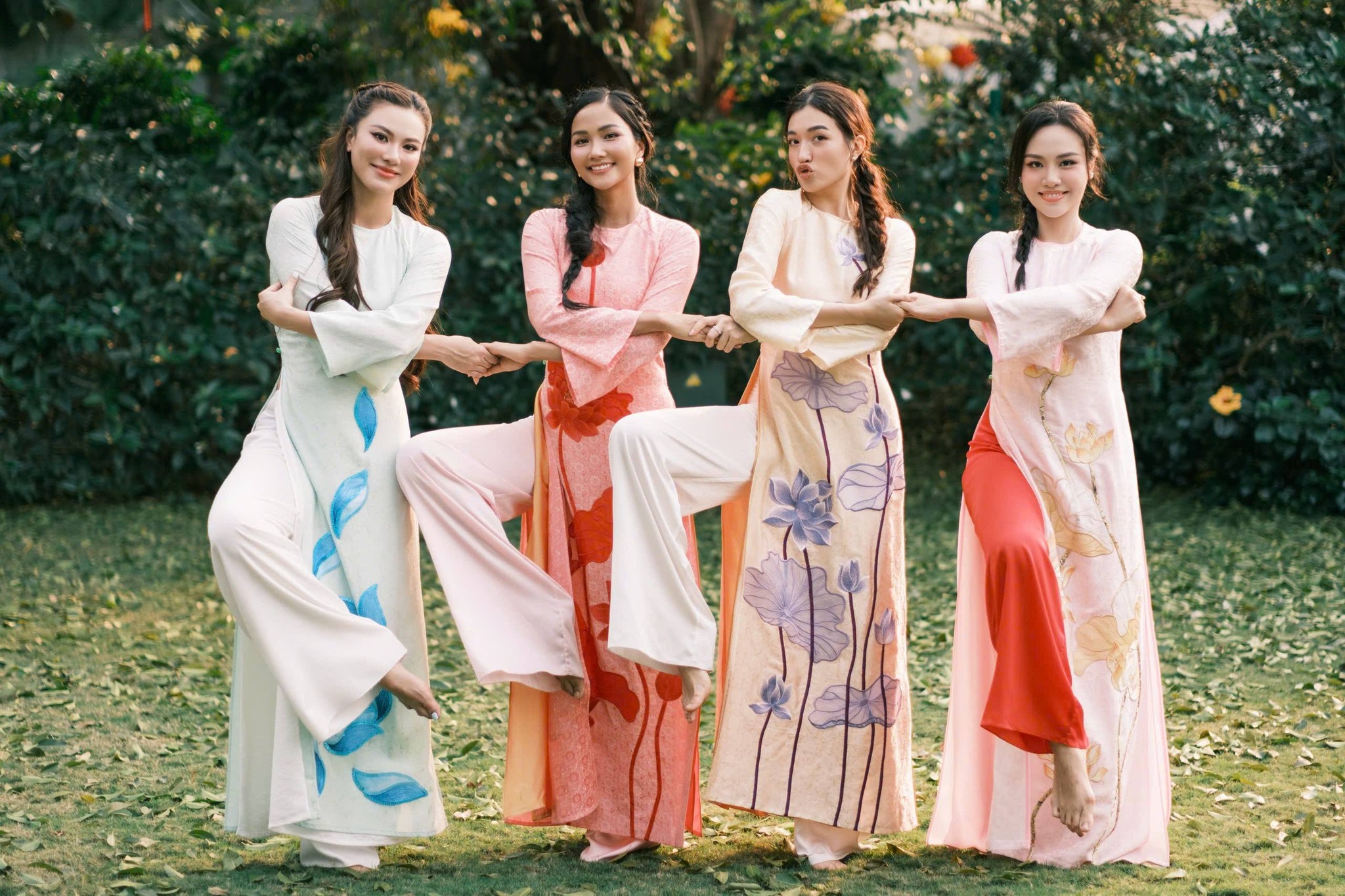 Bốn người đẹp Miss Universe hội ngộ v&agrave; bộ ảnh &aacute;o d&agrave;i Tết nh&iacute; nhố - Ảnh 4.