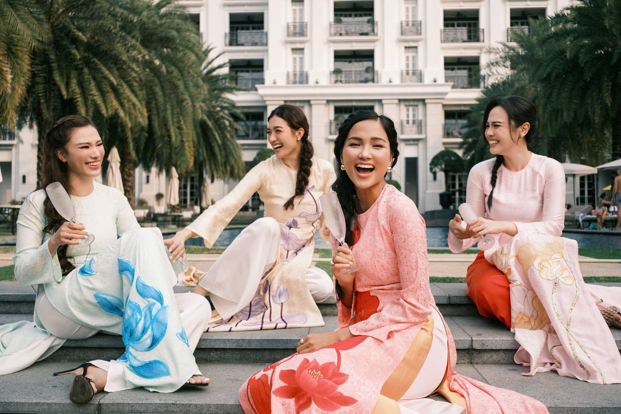 Bốn người đẹp Miss Universe hội ngộ v&agrave; bộ ảnh &aacute;o d&agrave;i Tết nh&iacute; nhố - Ảnh 7.