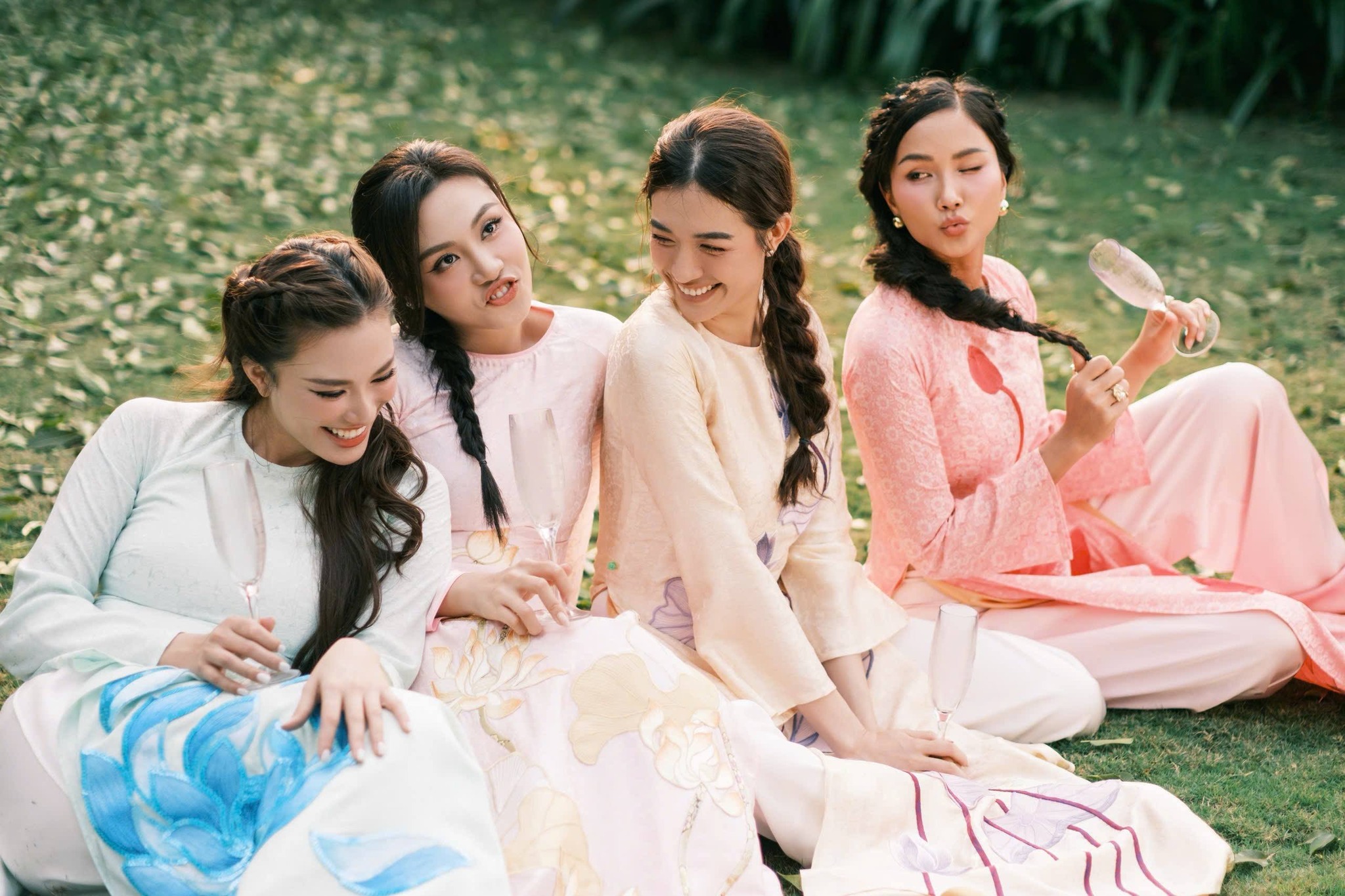 Bốn người đẹp Miss Universe hội ngộ v&agrave; bộ ảnh &aacute;o d&agrave;i Tết nh&iacute; nhố - Ảnh 2.