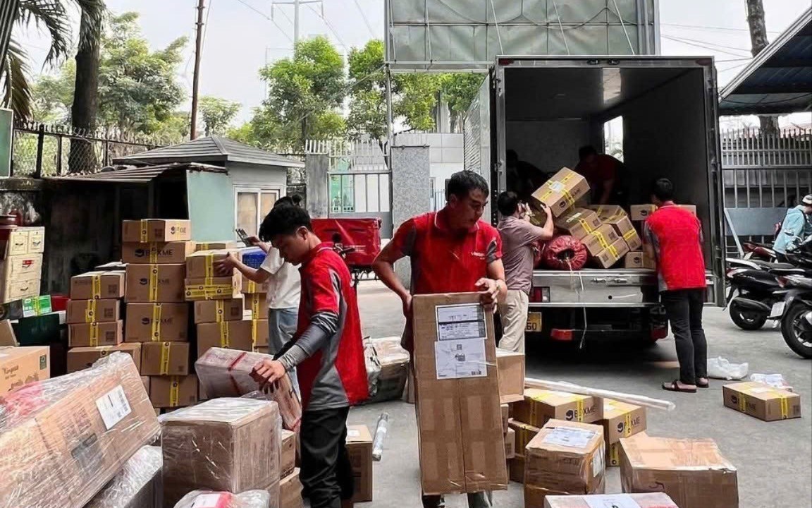 Mua sắm online bùng nổ dịp Tết, shipper quá tải giao hàng