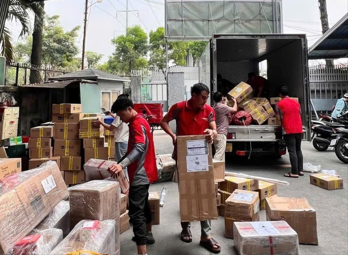 Mua sắm online b&ugrave;ng nổ dịp Tết, shipper qu&aacute; tải - Ảnh 1.