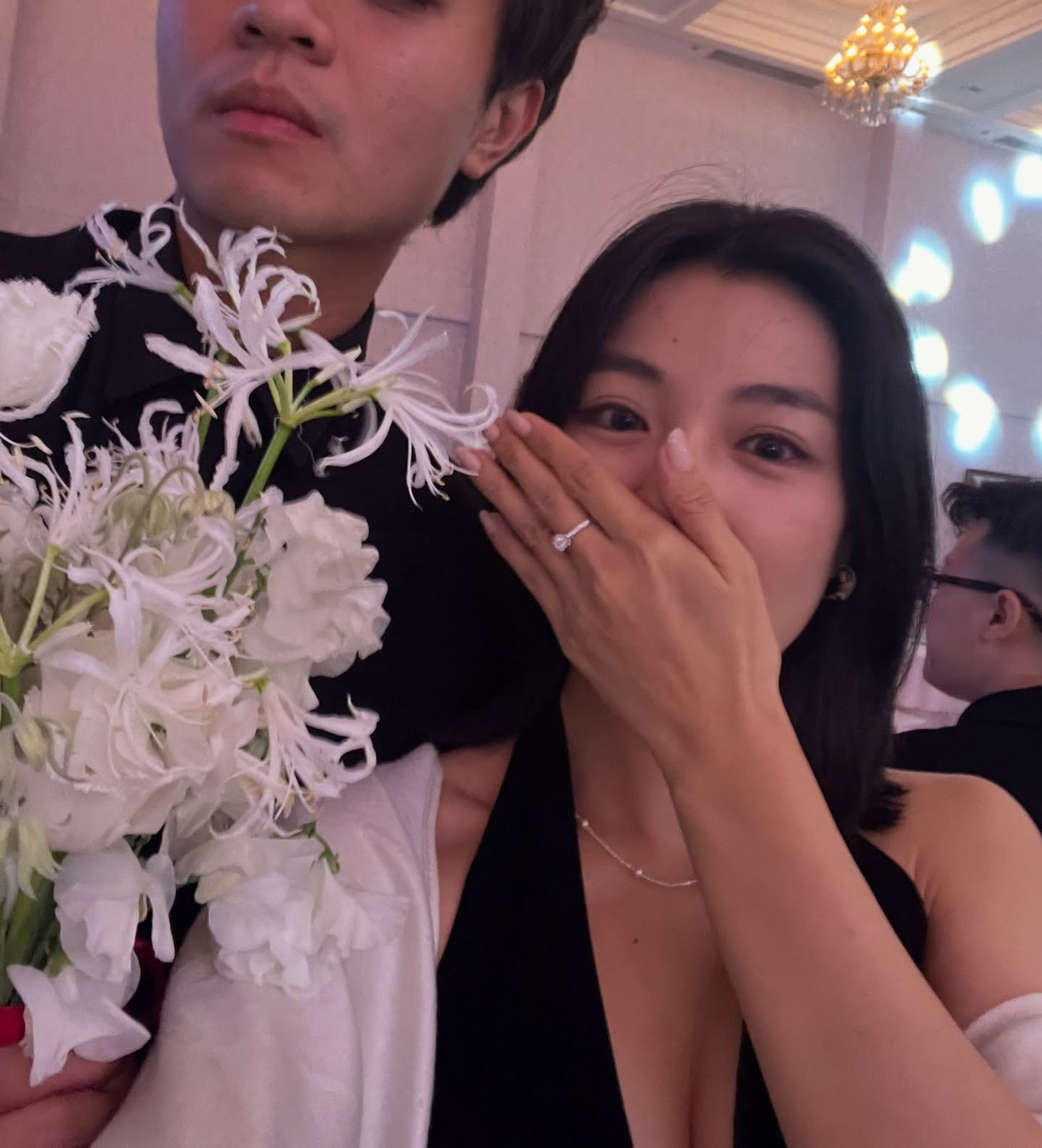 N&agrave;ng thơ 'Em v&agrave; Trịnh' được cầu h&ocirc;n - Ảnh 1.