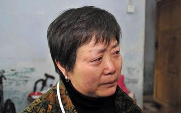 B&aacute;n nh&agrave; ở qu&ecirc; l&ecirc;n phố, cụ b&agrave; c&oacute; lương hưu cao sống những ng&agrave;y tủi th&acirc;n ở nh&agrave; con trai