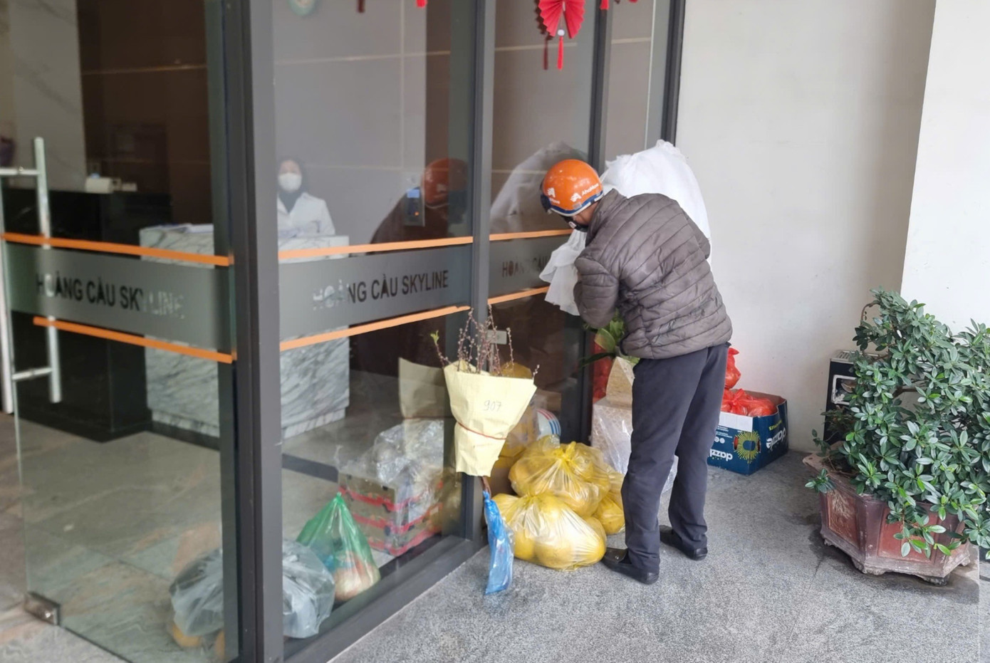 Mua sắm online b&ugrave;ng nổ dịp Tết, shipper qu&aacute; tải - Ảnh 3.