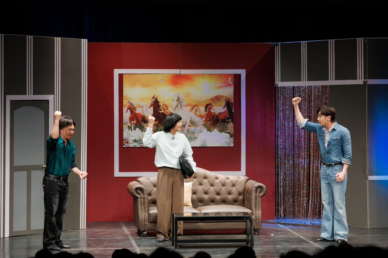 Anh t&agrave;i Tiến Luật lần đầu l&agrave;m đạo diễn, mang "Sinh nhật triệu đ&ocirc;" đến s&acirc;n khấu kịch Tết- Ảnh 3.