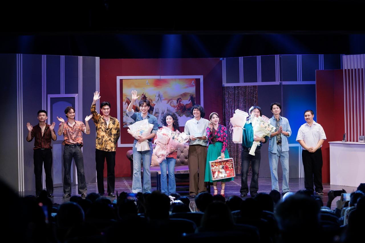 Anh t&agrave;i Tiến Luật lần đầu l&agrave;m đạo diễn, mang "Sinh nhật triệu đ&ocirc;" đến s&acirc;n khấu kịch Tết- Ảnh 2.