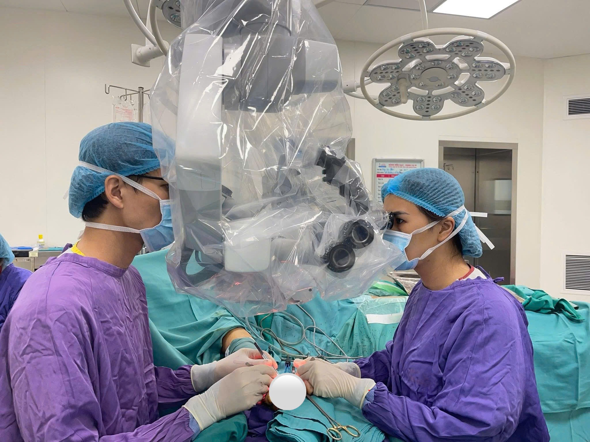 Người đ&agrave;n &ocirc;ng 57 tuổi ở H&agrave; Nội chấn thương nặng ở tay do chặt thịt g&agrave; - Ảnh 2.