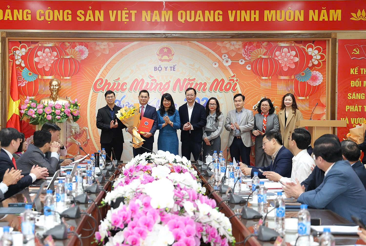 Bộ trưởng Đ&agrave;o Hồng Lan trao quyết định nhiệm lại Tổng Bi&ecirc;n tập B&aacute;o Sức khoẻ v&agrave; Đời sống, bổ nhiệm l&atilde;nh đạo Vụ Ph&aacute;p chế, Hội đồng Y khoa Quốc gia- Ảnh 9.