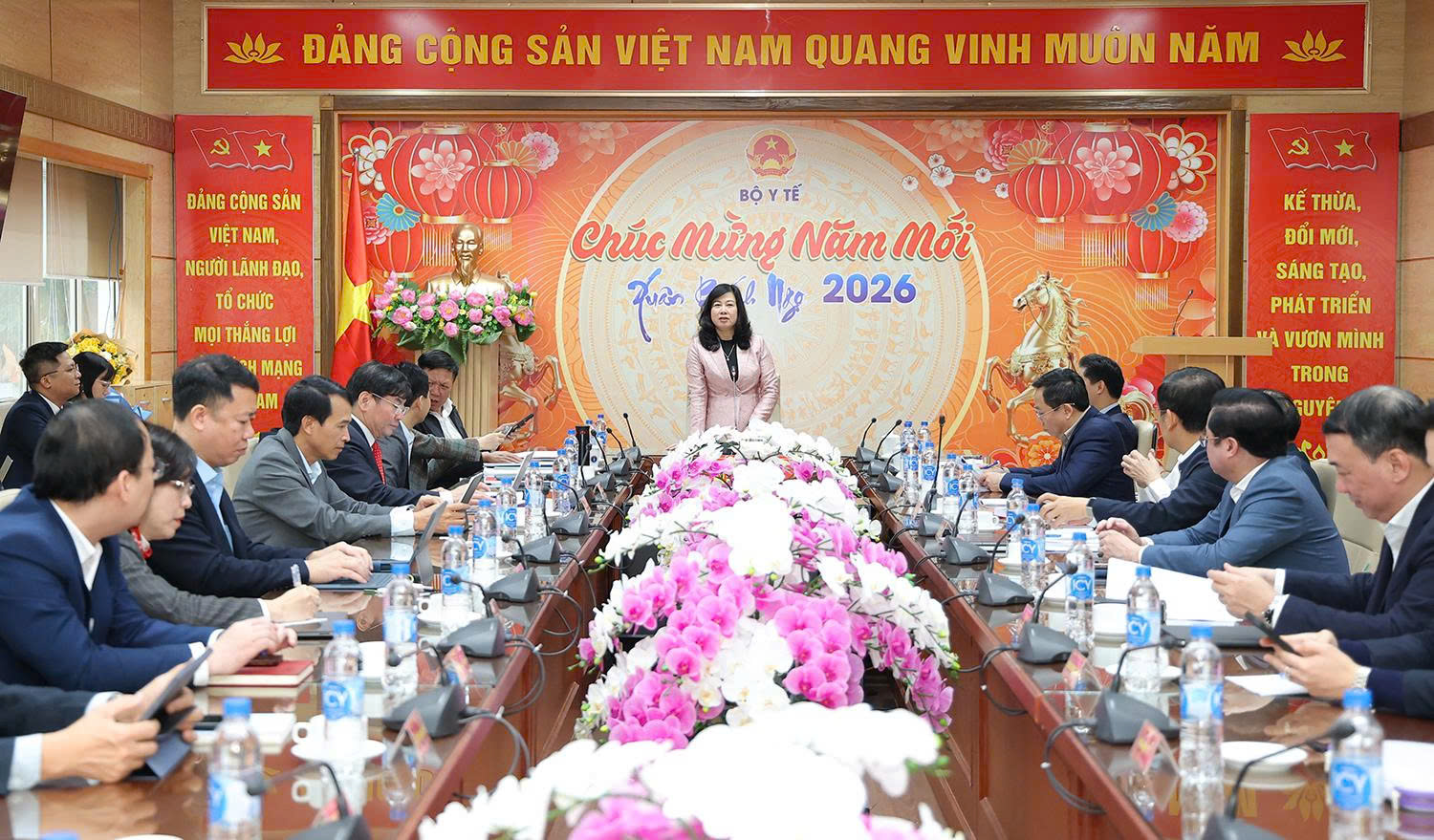 Bộ trưởng Đ&agrave;o Hồng Lan trao quyết định nhiệm lại Tổng Bi&ecirc;n tập B&aacute;o Sức khoẻ v&agrave; Đời sống, bổ nhiệm l&atilde;nh đạo Vụ Ph&aacute;p chế, Hội đồng Y khoa Quốc gia- Ảnh 5.