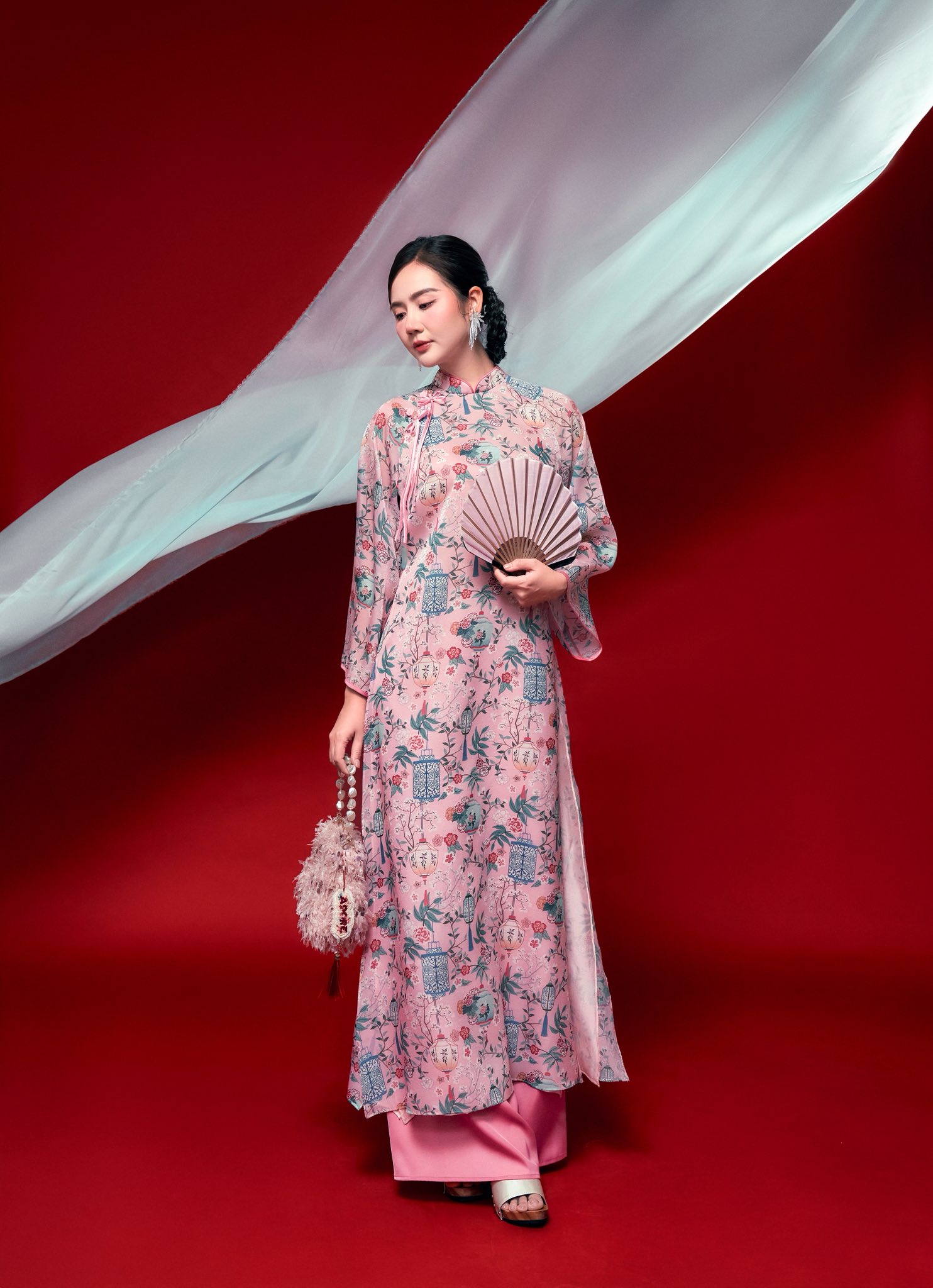 Diện &aacute;o d&agrave;i hồng pastel như Huyền Lizzie cho Tết 2026 đầy phong c&aacute;ch - Ảnh 8.