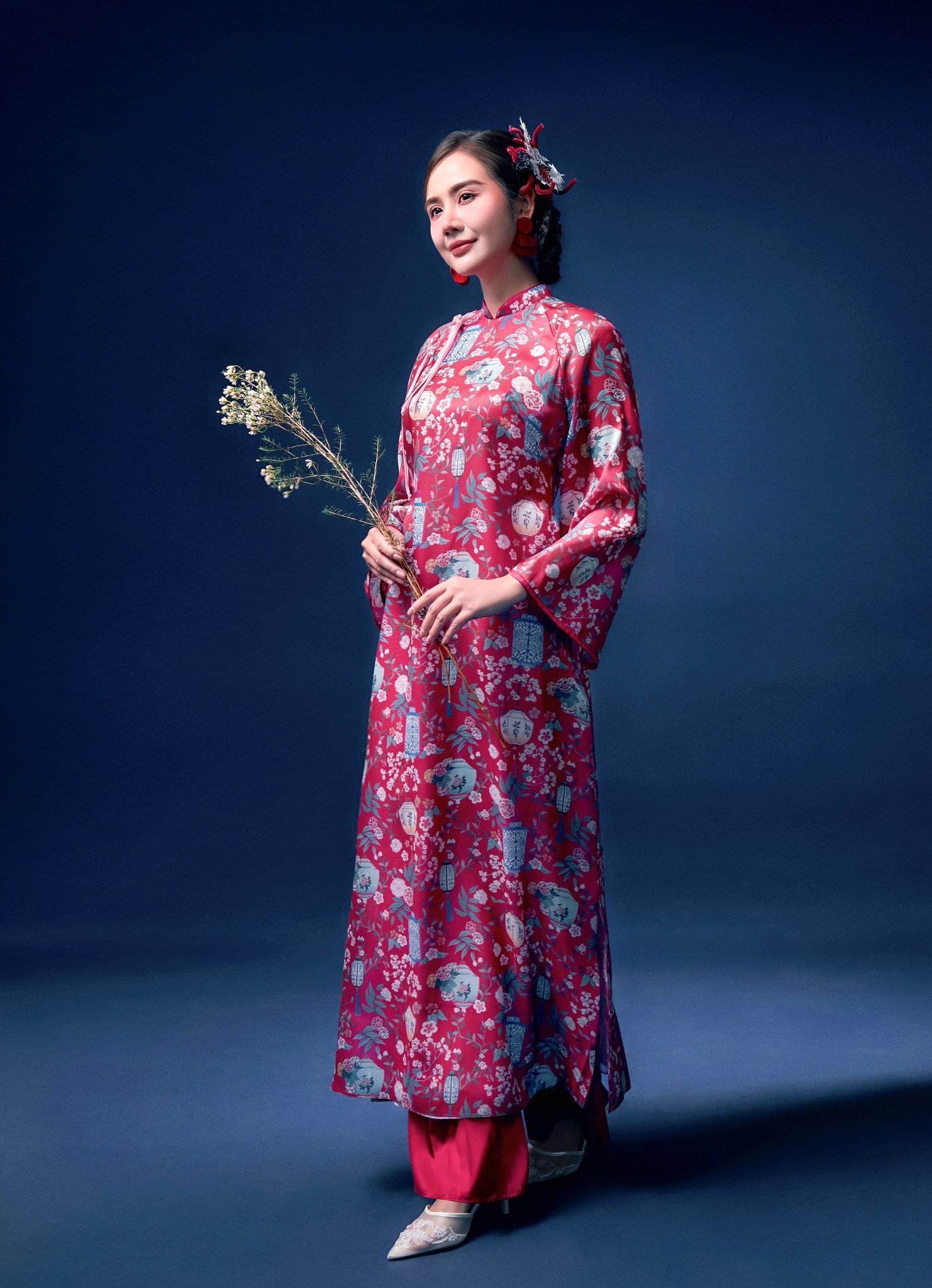 Diện &aacute;o d&agrave;i hồng pastel như Huyền Lizzie cho Tết 2026 đầy phong c&aacute;ch - Ảnh 12.