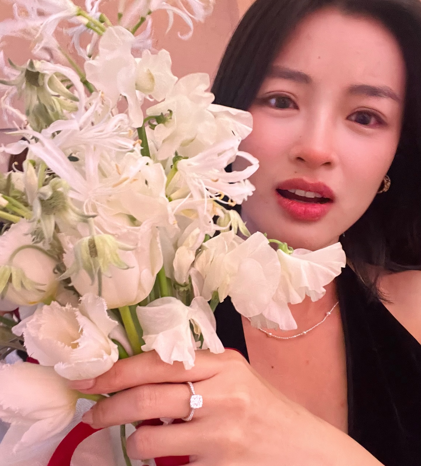 Lan Thy v&agrave; Dustin Ti&ecirc;u: N&agrave;ng thơ ' Em v&agrave; Trịnh ' nhận lời cầu h&ocirc;n bất ngờ - Ảnh 2.